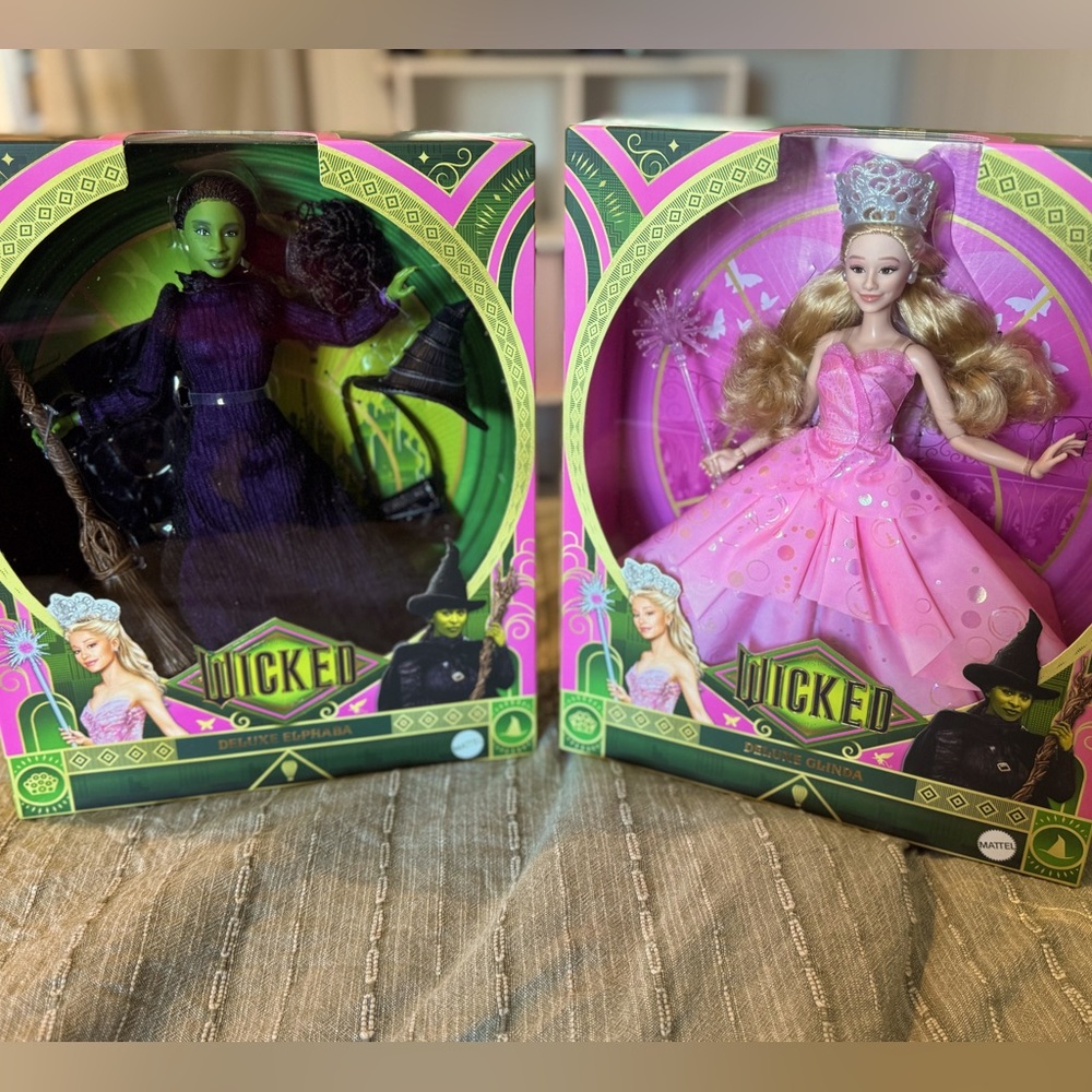 URL misprint Mattel Universal Wicked Deluxe Elphaba & Glinda Dolls & Accessories